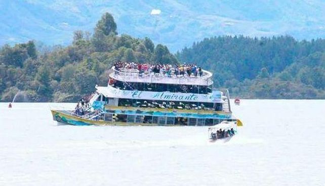 Trágico naufragio de un barco con 170 turistas a bordo en un río de Colombia