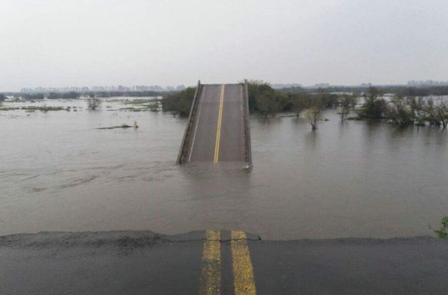 Impactantes  imágenes del puente que cayó en la ruta nacional 12 por las fuertes lluvias en Corrientes