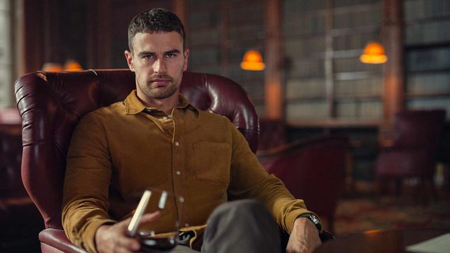 Theo James como Eddie Horniman