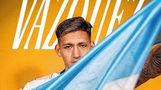 Luis Vázquez fue presentado junto a la bandera de la Argentina.