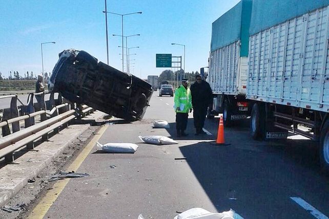 Espectacular vuelco en la autovía 14