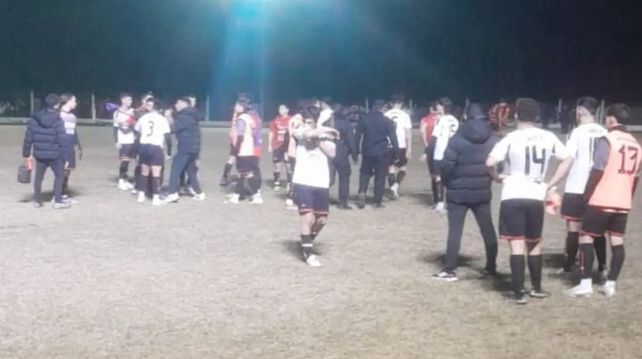 El juez suspendió el cotejo cuando faltaban varios minutos para el final. (Foto: Radio San Jorge)