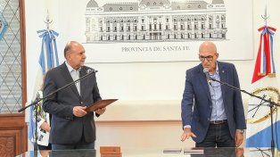 Omar Perotti le tomó juramento al nuevo titular de la cartera de Educación, Victor Debloc.