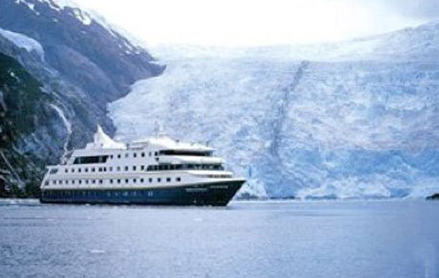 A full. Turistas de todo el mundo llegan a Ushuaia en cruceros.