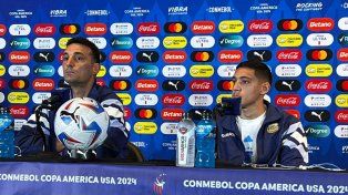Lionel Scaloni, el DT de Argentina, en la conferencia de prensa ante Chile junto a Nahuel Molina.