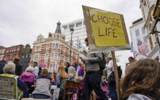 Protesta organizada por el grupo de activistas climáticos Extinction Rebellion en Londres. El grupo Extinction Rebellion ha anunciado acciones en muchas ciudades de todo el mundo declarando su oposición a la inversión en combustibles fósiles.