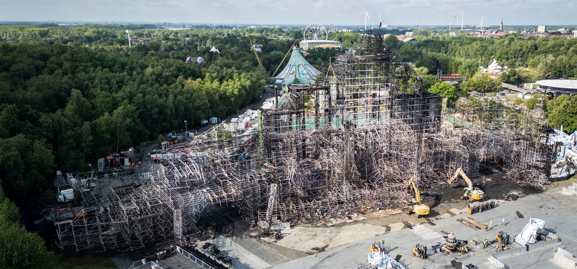 Excavadoras trabajan para desmantelar los restos del escenario principal del festival Tomorrowland después de un gran incendio. El incidente se produjo un día antes de que miles de amantes de la música electrónica de baile acudieran al evento cerca de Amberes. No hubo heridos, dijeron los organizadores. Boom, Bélgica. Fotografía: Belga/AFP/Getty Images Excavadoras trabajan para desmantelar los restos del escenario principal del festival Tomorrowland después de un gran incendio. El incidente se produjo un día antes de que miles de amantes de la música electrónica de baile acudieran al evento cerca de Amberes. No hubo heridos, dijeron los organizadores. Boom, Bélgica. Fotografía: Belga/AFP/Getty Images