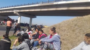 Vecinos de la zona oeste de Rosario cortaron el tránsito en ambas manos de la autopista a Córdoba.