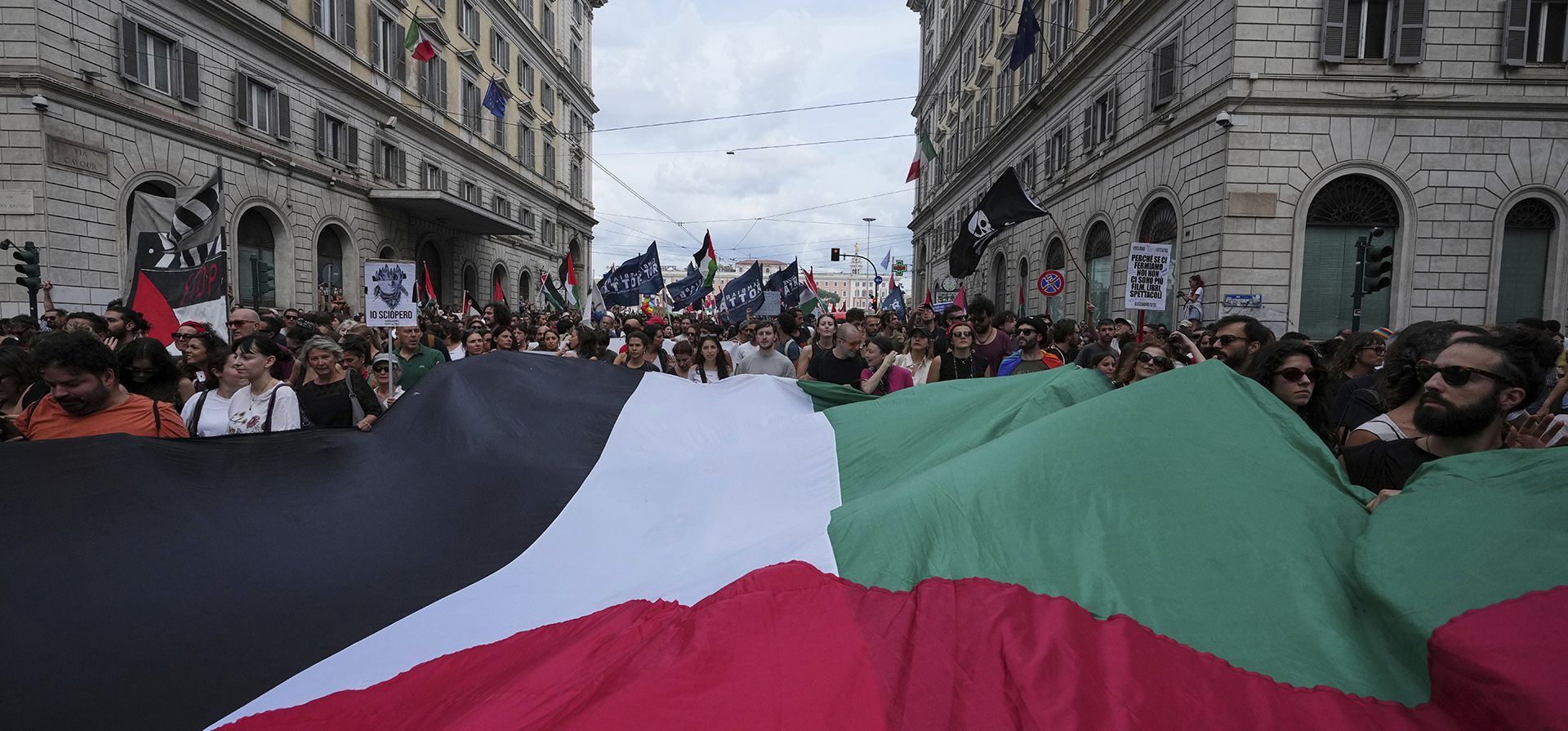 Personas flamean una bandera palestina gigante mientras participan en una manifestación como parte de una protesta nacional y huelga general contra las matanzas en Gaza, en Roma, el lunes 22 de septiembre de 2025. (Foto AP/Alessandra Tarantino) Personas flamean una bandera palestina gigante mientras participan en una manifestación como parte de una protesta nacional y huelga general contra las matanzas en Gaza, en Roma, el lunes 22 de septiembre de 2025. (Foto AP/Alessandra Tarantino)
