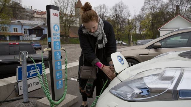 Una estación de carga eléctrica. Suecia