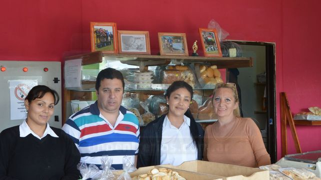 Personas que atienden en la panadería de la UP&nbsp;
