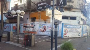 Ampliaron la valla de la esquina de La Rioja y San Martín por precaución