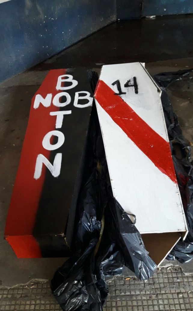 Secuestran cuatro ataúdes escondidos en el Gigante y uno tenía escrito Macri