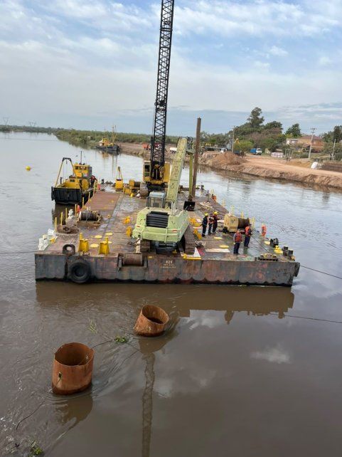Nuevo puente Santa Fe-Santo Tomé: una gigantesca barcaza ya opera sobre el río Salado para construir los últimos pilotes