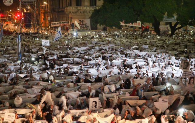 Una multitud desbordó Plaza de Mayo y la pintó de blanco con los pañuelos