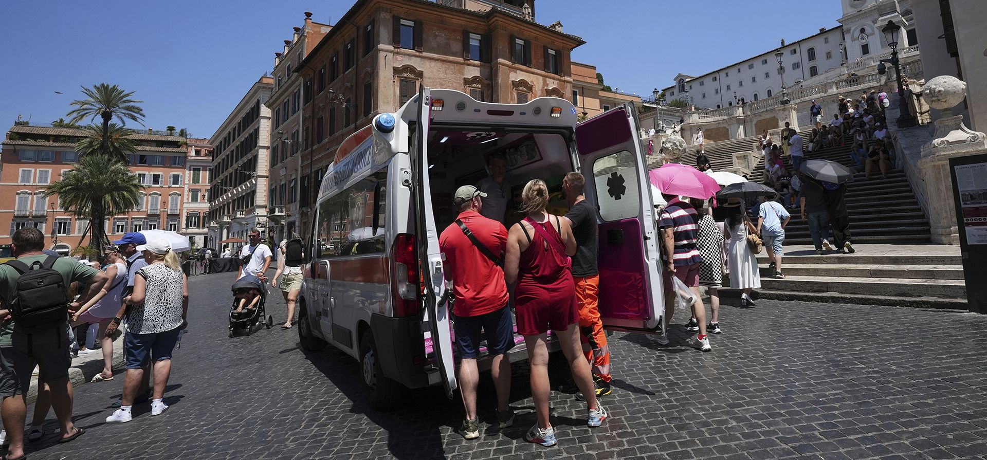 Paramédicos brindan asistencia a turistas y residentes con una ambulancia, junto a la histórica Plaza de España, en Roma, Italia, el martes 1 de julio de 2025. (Foto AP/Andrew Medichini) Paramédicos brindan asistencia a turistas y residentes con una ambulancia, junto a la histórica Plaza de España, en Roma, Italia, el martes 1 de julio de 2025. (Foto AP/Andrew Medichini)
