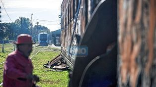 Paraná: desguazan y venden como chatarra vagones del tren incendiados