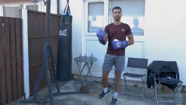 De no creer: enseñaba boxeo online, pero se noqueó a sí mismo y casi pierde un ojo