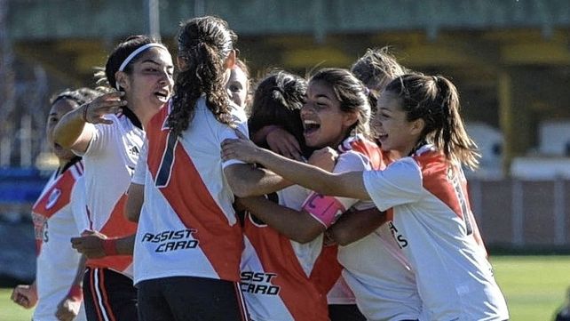 River goleó a Deportivo Español por 8-0 y pasó a ser líder del campeonato femenino.