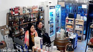 Dos ladronas quedaron registradas en las cámaras de seguridad de una vinería de calle Catamarca, en Paraná. Se robaron seis botellas de Fernet