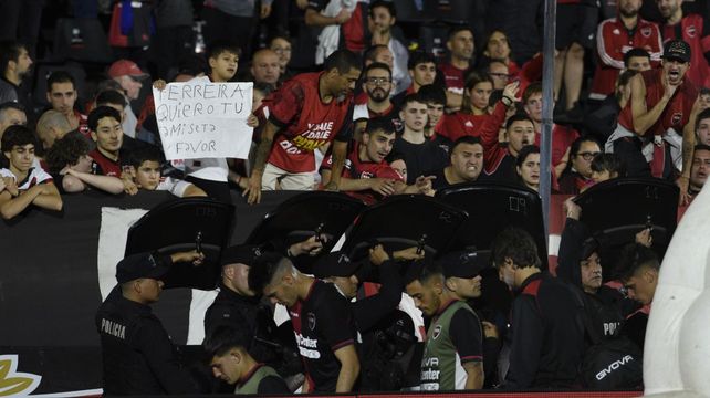 Mal trago. Los jugadores de Newells se retiran hacia los vestuarios envueltos en el inconformismo de los hinchas rojinegros. El ciclo Heinze