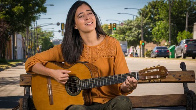 Clara Bertolini lleva su música a domicilio respetando el distanciamiento y los protocolos sanitarios.