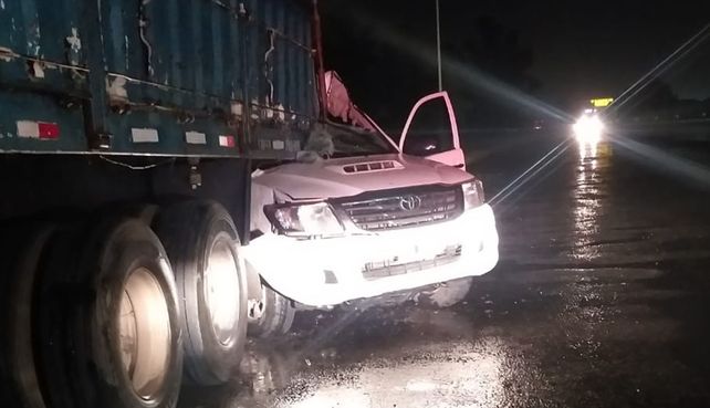 La camioneta Toyota Hilux embistió por detrás el acoplado del camión Scania.&nbsp;