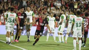 Gustavo Velázquez grita con todo el segundo de Newells sobre Defensa.