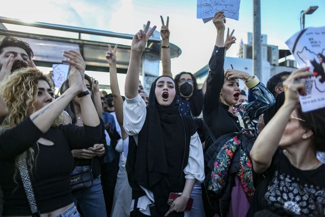 Las mujeres iraníes no tienen miedo y siguen saliendo a las calles pese a la represión con armas de fuego de parte del régimen clerical.