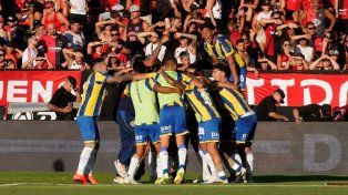 Alegría total. Los futbolistas de Central celebran uno de los goles con los que el equipo de Almirón ganó el clásico.