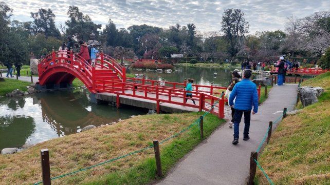 Niños disfrutando del Jardín Japonés