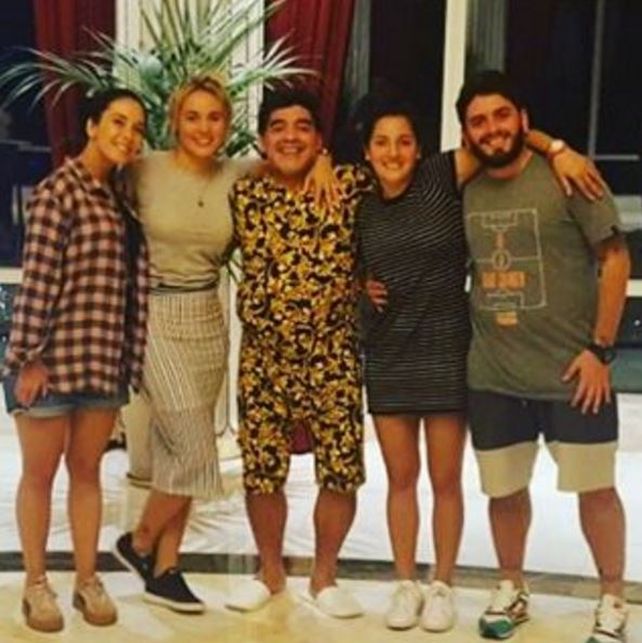 Diego Maradona recibió su cumpleaños con un pijama de-so-pi-lan-te