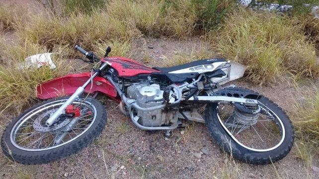 Tragedia. Los hermanos González no habrían visto la curva y chocaron de frente contra la alcantarilla.