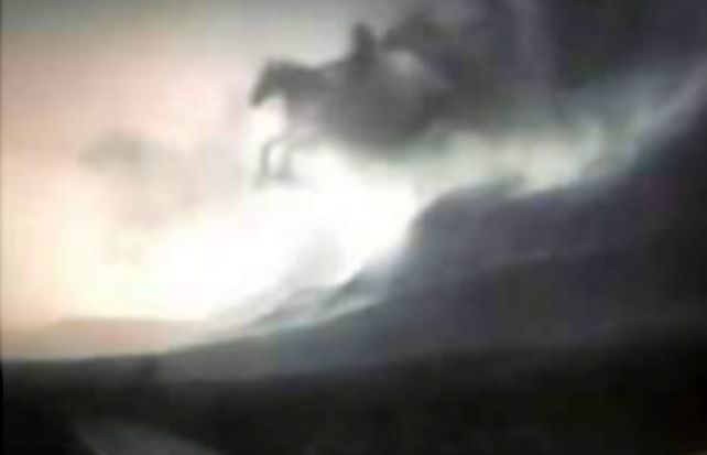 Los jinetes aparecieron surcando los cielos de México.