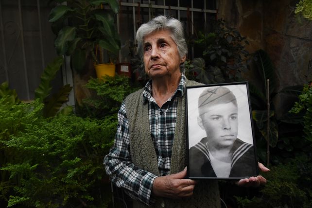 Gonaria Soru junto a la imagen de su hijo