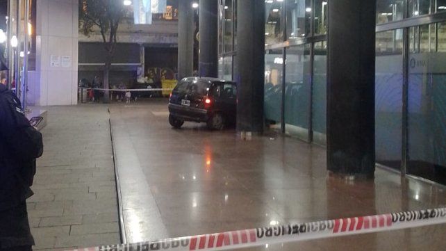 No le aprobaron un crédito y estrelló su auto contra el banco de Córdoba y San Martín No le aprobaron un crédito y estrelló su auto contra el banco de Córdoba y San Martín