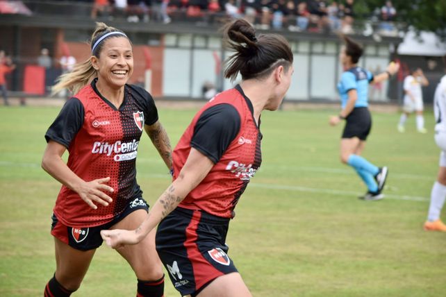 Camila Mansilla y Martina Caffaro fueron las goleadoras en cuartos de final ante Comunicaciones.