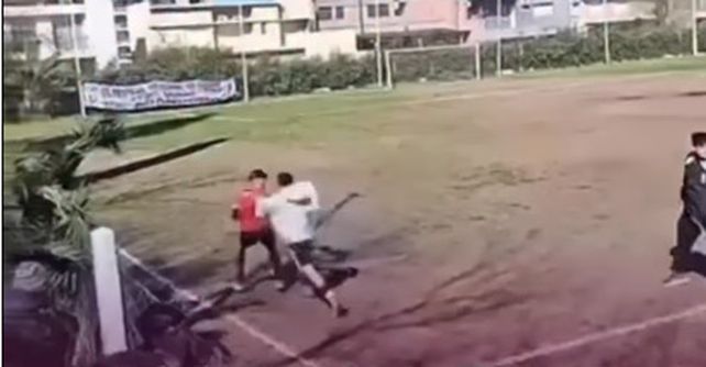 Un árbitro de una liga de fútbol juvenil fue agredido por jugadores y amenazado de muerte.