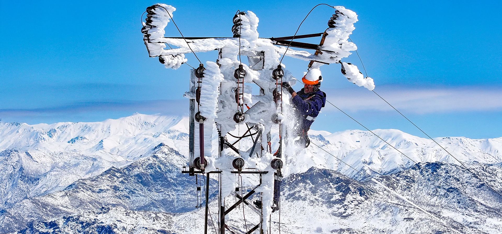 Un ingeniero de mantenimiento repara los problemas de una torre de electricidad cubierta de nieve y hielo a causa de las duras condiciones invernales, Hakkâri, Turquía. Fotografía: Anadolu/Getty Images Un ingeniero de mantenimiento repara los problemas de una torre de electricidad cubierta de nieve y hielo a causa de las duras condiciones invernales, Hakkâri, Turquía. Fotografía: Anadolu/Getty Images