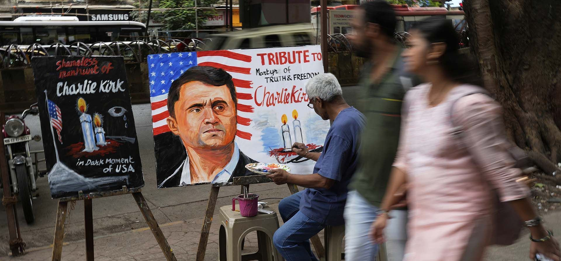 Un profesor de la Escuela de Arte Gurukul termina una obra de arte para rendir homenaje a Charlie Kirk, quien fue asesinado a tiros en Utah, Estados Unidos, el jueves 11 de septiembre de 2025. (Foto AP/Rajanish Kakade)