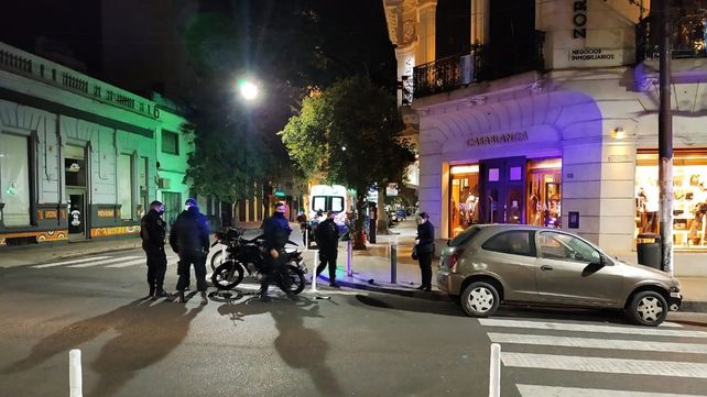 Un automóvil chocó a un cadete de delivery en pleno centro rosarino