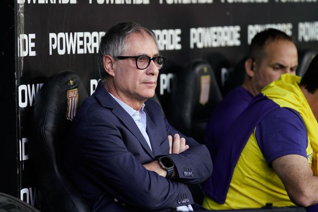 Holan siempre la tuvo complicada desde que llegó a Central para armar el equipo.