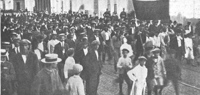 Ese 7 de febrero flamearon banderas rojas por las calles rosarinas