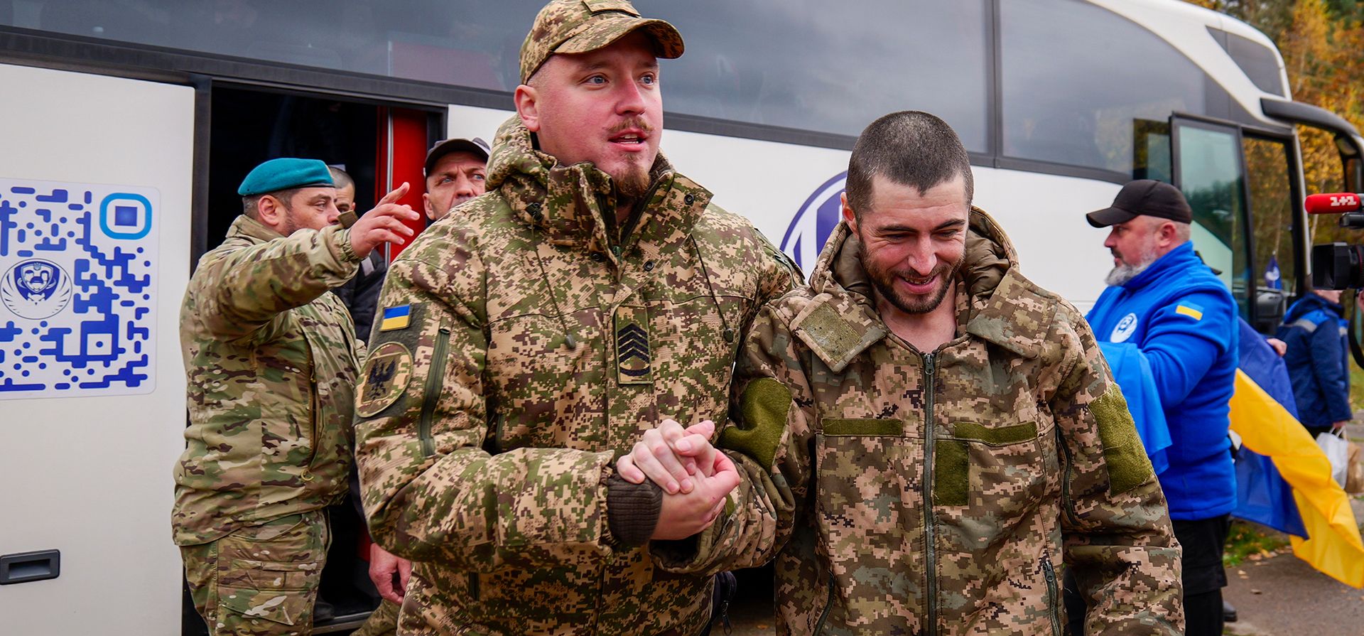Un militar ayuda a un soldado que regresa del cautiverio en Rusia, durante un intercambio de prisioneros de guerra entre Rusia y Ucrania en un lugar no revelado, Ucrania, viernes 23 de octubre de 2026. (Foto AP/Maria Yurkian) Un militar ayuda a un soldado que regresa del cautiverio en Rusia, durante un intercambio de prisioneros de guerra entre Rusia y Ucrania en un lugar no revelado, Ucrania, viernes 23 de octubre de 2026. (Foto AP/Maria Yurkian)