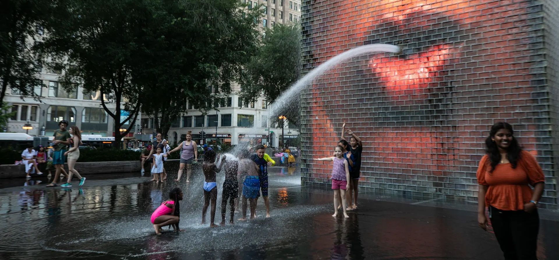 Chicago, Estados Unidos. Los niños se refrescan en Crown Fountain. La temperatura en el aeropuerto internacional O Chicago, Estados Unidos. Los niños se refrescan en Crown Fountain. La temperatura en el aeropuerto internacional O