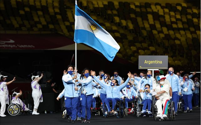 Fabián Ramírez y Yanina Rodríguez portaron la bandera de de la delegación argentina en los Juegos Paralímpicos de Tokio 2020.