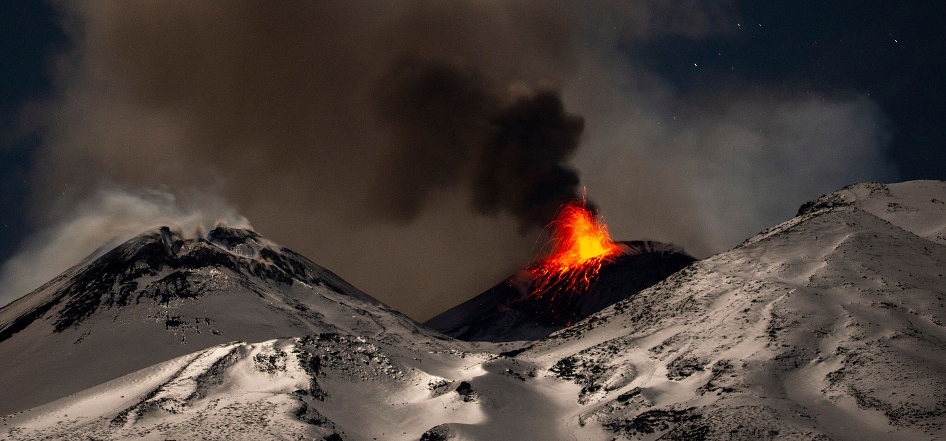 La actividad explosiva se concentra en el cráter noreste del Monte Etna, mientras continúa la erupción iniciada el 24 de diciembre, en Sicilia, Italia, el lunes 29 de diciembre de 2025. (Foto AP/Salvatore Allegra) La actividad explosiva se concentra en el cráter noreste del Monte Etna, mientras continúa la erupción iniciada el 24 de diciembre, en Sicilia, Italia, el lunes 29 de diciembre de 2025. (Foto AP/Salvatore Allegra)