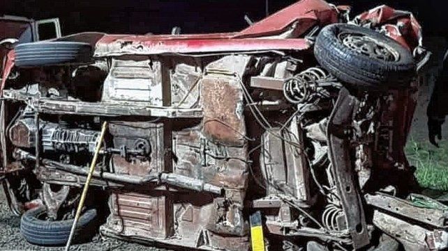 El auto quedó volcado por el fuerte impacto en el accidente ocurrido en cercanía de Mansilla.