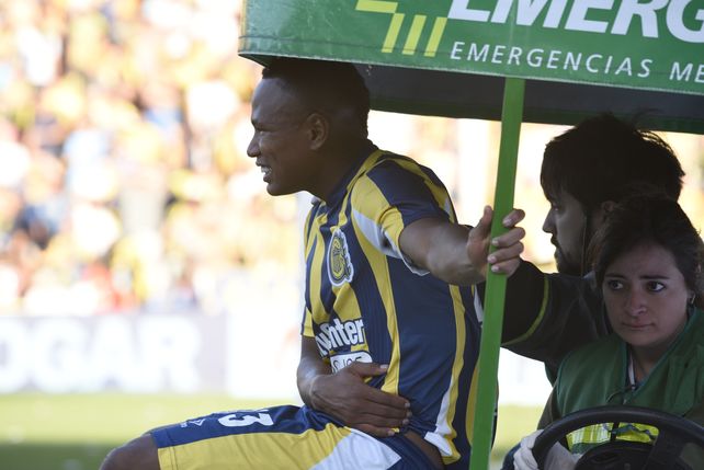 Campaz debió ser retirado del campo de juego. En Central esperan que llegue en condiciones para el viernes.