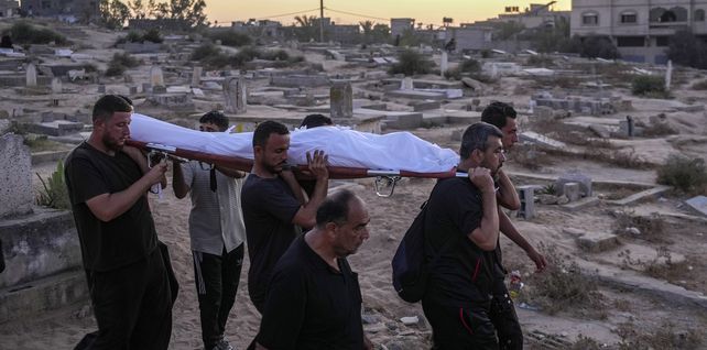 Palestinos llevan a un muerto para ser sepultado en el cementerio en Deir al-Balah, Franja de Gaza, el 9 de agosto del 2024. (Foto AP/Abdel Kareem Hana)